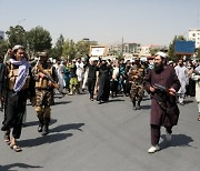 탈레반, 카불에서 시위 주민들에게 경고 사격
