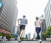 하루 '만보 걷기'는 일본 기업 상술?..그럼 몇 걸음이 건강에 가장 좋을까
