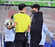 손흥민,'경기는 이겼지만 침대축구 어쩔수 없나요?' [사진]