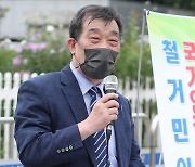 경찰 '이재명 청탁금지법 위반' 의혹 제기한 전철협 대표 고발인 조사