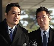 "조국 딸 명예훼손" 경찰, 문 부수고 '가세연' 강용석·김세의 체포 (종합)