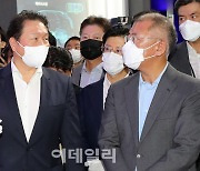 [포토]이야기 나누는 최태원 SK 회장-정의선 현대차 회장