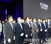 [포토]'2021 수소모빌리티+쇼' 현대차부스 찾은 그룹 총수들