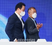 [포토]이야기 나누며 이동하는 최태원 SK 회장-정의선 현대차 회장