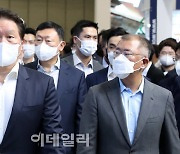 [포토]'2021 수소모빌리티+쇼' 둘러보는 최태원-신동빈-정의선