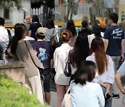 [단독]신세계 본점 샤넬 판매직원 코로나19 확진..명품매장 방역 '비상'