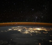 "환상적인 지구 야경"..우주정거장서 지구 사진 찍었다[우주로 간다]