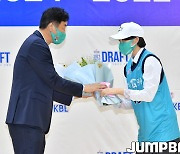 [JB포토] 2순위로 지명된 박소희에게 꽃다발 전달하는 하나은행 이훈재 감독