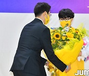 [JB포토] 거대한 꽃다발을 전달받는 1라운드 4순위 신예영