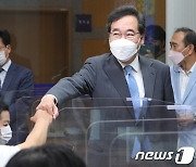 '주먹인사하는 이낙연'