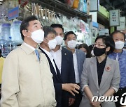 '전주 남부시장 찾은 이낙연'