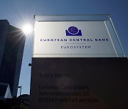 ECB, 기준금리 0%로 동결.."코로나19대응채 매입 속도는 낮출 것"