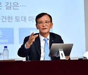 "입, 코에 뿌리는 스프레이 백신 개발하겠다"