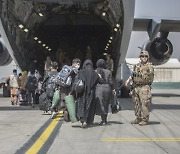외국인 200여명 태운 전세기 카불 공항 떠나