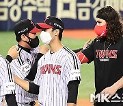 48경기 연속 5이닝 투구 켈리 "KBO 신기록, 영광이고 자랑스럽다" [현장인터뷰]