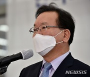 한국로봇산업진흥원 찾은 김부겸 총리