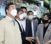 '전주 남부시장 둘러보는 이낙연 후보'