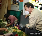 '시장 상인과 대화 나누는 이낙연 후보'