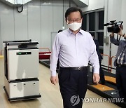 김부겸 총리, 한국로봇산업진흥원서 로봇 주행 성능시험