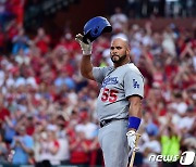 노장은 살아있다..대기록 써내려가는 MLB '리빙 레전드'