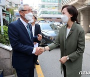 인사 나누는 김종기 설립자와 유은혜 부총리