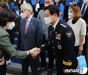 재단 견학하는 김창룡 경찰청장과 유은혜 부총리