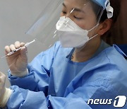 접종 시작 늦은 한국, 1차 백신 접종률 미국 따라잡았다