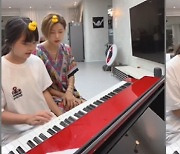 '주영훈♥' 이윤미, 집에서도 '런웨이 패션'..딸과 한밤중 피아노 연주