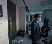 김웅 의원실에서 나와 취재진 질문에 답하는 김기현