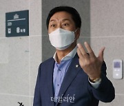 김웅 의원실에서 나와 취재진 질문에 답하는 김기현 원내대표