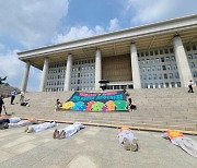 세 걸음마다 절하며 30km 행진.. 국회 도착한 스님들 "차별금지법 꼭 제정해야"