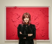 "놀랍다" 런던 사치갤러리 솔비 그림 '완판', 미국·프랑스 전시도 연다 [인터뷰]