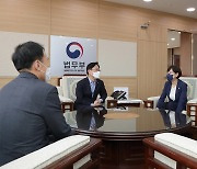 대화 나누는 박범계 법무부 장관-전현희 국민권익위원장
