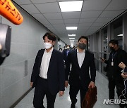 공수처의 압수수색 항의하러 김웅 의원실 향하는 이준석 대표