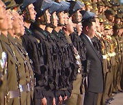 김정은, 열병식 참가자들과 기념촬영