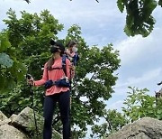 이시영, 前복싱 국가대표답네..15kg 아들 업고 청계산 완등 "별거 아니네"