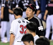 [포토] 경기 후 만난 김현수-김재환, 갈등은 오늘까지만!