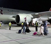 미국인 등 32명 추가 대피..아프간인 미국행 항공편 일시 중단