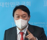 尹, 검찰 고발 사주 의혹에 "시간 지나면 문제 드러날 것"