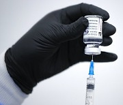 아스트라제네카 백신 제작자 "모두가 부스터샷 맞을 필요 없다"