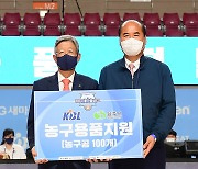 [JB포토] 2021 MG새마을금고 KBL컵대회, 농구용품 전달식 갖는 KBL 김희옥 총재와 상주시 강영식 시장