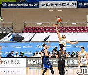 [JB포토] 2021 MG새마을금고 KBL컵대회, LG와 KCC 경기 점프볼