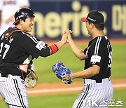 유강남-고우석 '무사히 끝냈어!' [MK포토]