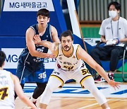 '마레이 22점 18리바운드' LG, KCC 꺾고 컵대회 첫 승