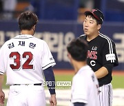 [포토S] 경기 후 오해 푸는 김재환과 김현수