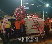 환자 이송하던 119 구급차 승용차와 충돌·전복..3명 경상