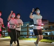 한밤중 강변 달린 20대 청년들..5.5km '영산포나이트런' 성황