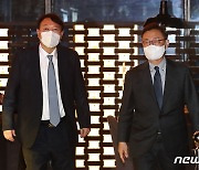 회동 마치고 호텔 나서는 윤석열·최재형