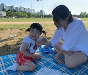 이지혜, '임신 7개월'에도 하의실종 패션..'베프' 태리와 여유로운 피크닉