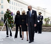 바이든 뉴욕 9·11 테러 20주기 추모식 참석..오바마·클린턴도 함께